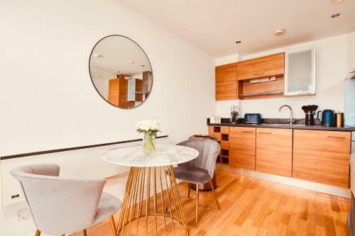Apartamento King Deluxe City Apt Large Balcony& Free Parking!