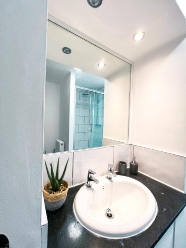 Host Liverpool - Stylish Living Space Apartments