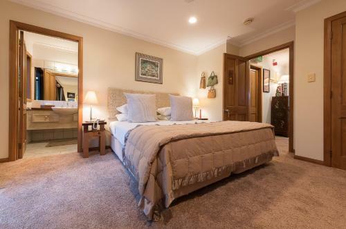 Lodge Cliff Edge By The Sea