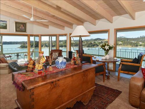 Lodge Cliff Edge By The Sea