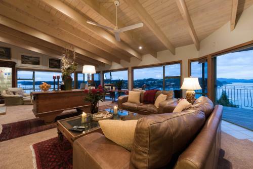 Lodge Cliff Edge By The Sea