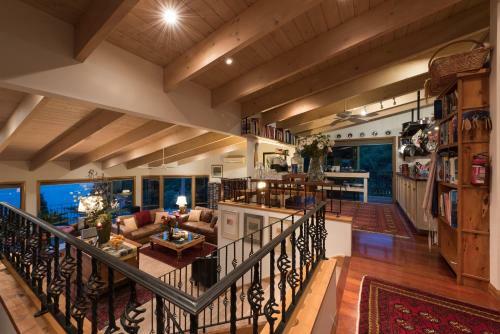 Lodge Cliff Edge By The Sea