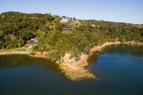 Lodge Cliff Edge By The Sea