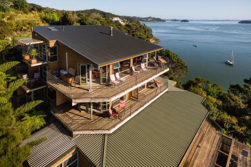 Lodge Cliff Edge By The Sea