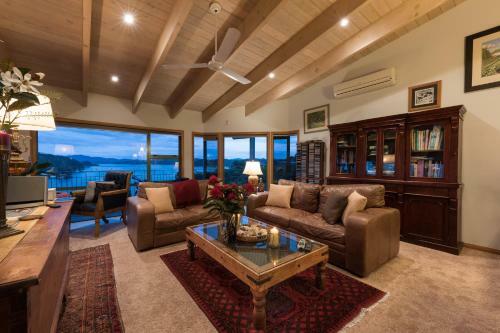 Lodge Cliff Edge By The Sea
