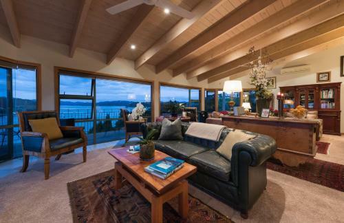 Lodge Cliff Edge By The Sea