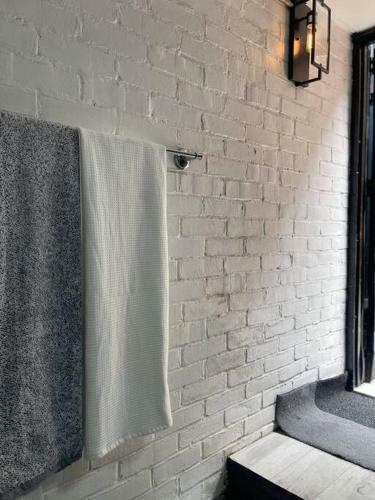 1850s Historic Row House 7min Train To Nyc With Private Backyard