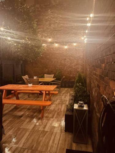 1850s Historic Row House 7min Train To Nyc With Private Backyard