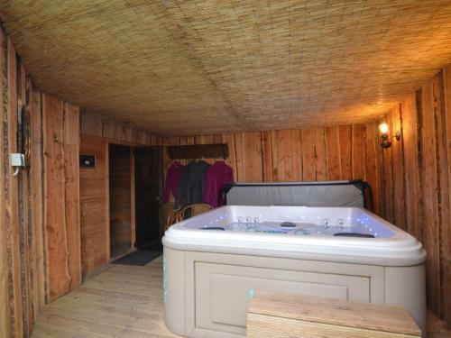 Luxury Holiday Home With Jacuzzi In Noordbeemster