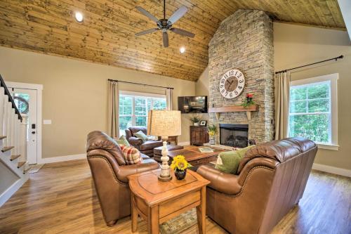 Scenic Sapphire Hideaway With 40-foot Porch!