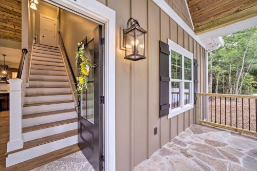 Scenic Sapphire Hideaway With 40-foot Porch!