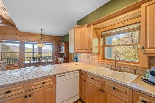 Mountain Retreat With Hottub And Views