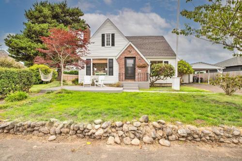 Seaside Abode With Hot Tub Walk To Beaches!