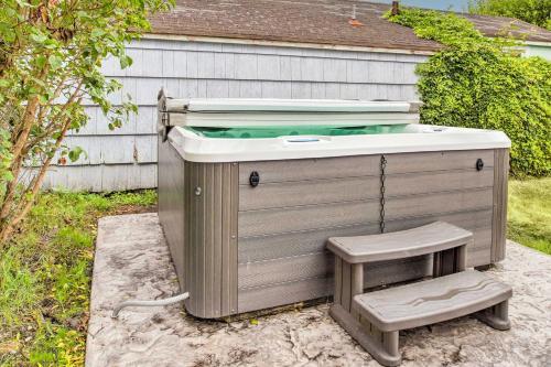 Seaside Abode With Hot Tub Walk To Beaches!