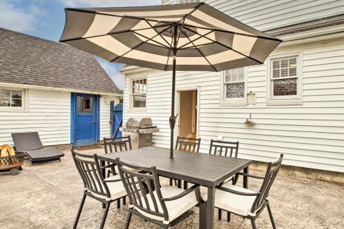 Seaside Abode With Hot Tub Walk To Beaches!
