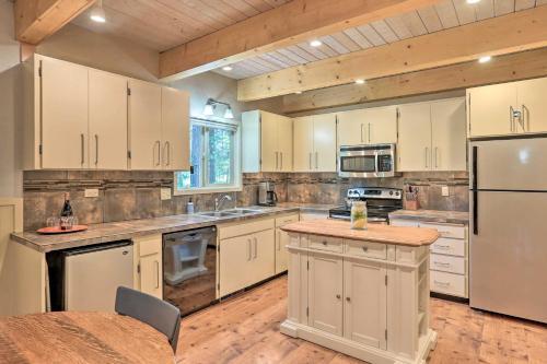 Forest Haven With Hot Tub - 1 Mi To Village!