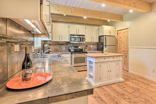Forest Haven With Hot Tub - 1 Mi To Village!