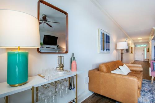 Riverside Condo Downtown River Views Access