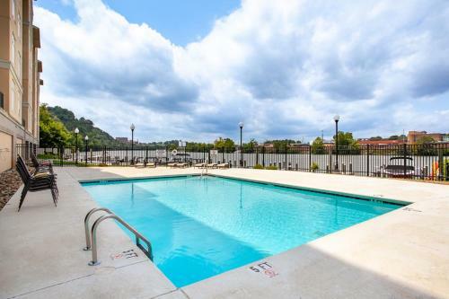 Riverside Condo Downtown River Views Access