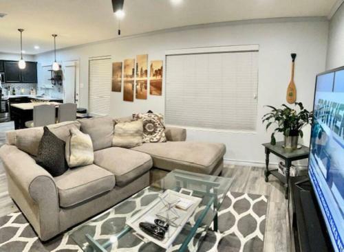 Centrally Located In Dfw 3br Close To Stadiums!