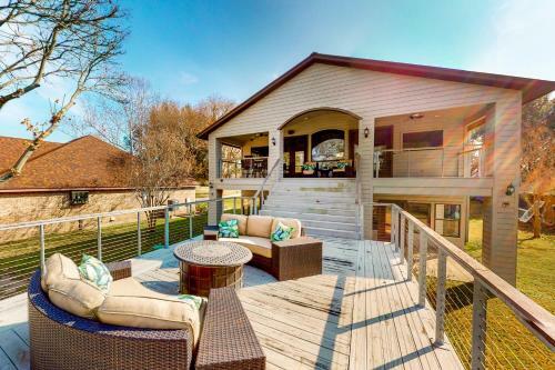 Luxury Lakeside Stunner
