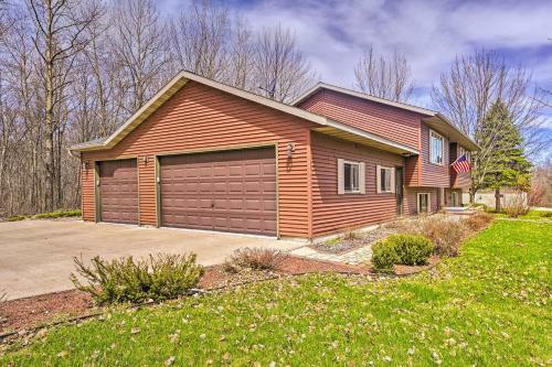 Mosinee Retreat With Fire Pit, 1 Mi To River!