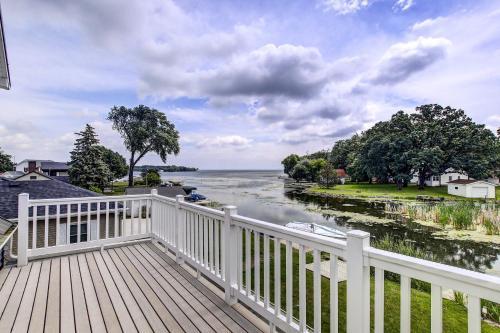 Charming Lake Winnebago Retreat Dock And View!
