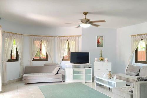 Quiet Village,beach 3km,pool House,bbq Snoker