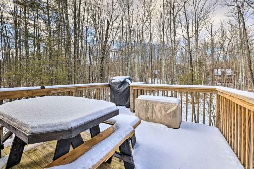 Family-friendly Poconos Chalet With Fireplace