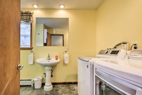 Family-friendly Poconos Chalet With Fireplace