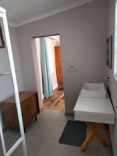 Via The Grapevine 3 Bedroom House Private Parking