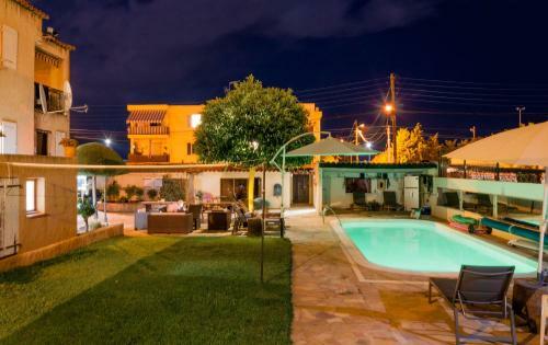 Albergue Debbie's Crew House