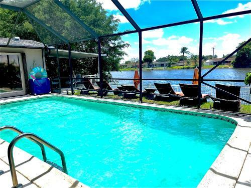 Family -friendly Luxurious Heated Pool With Water View