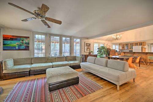 Serene Home On 60 Acres Kid And Pet Friendly!