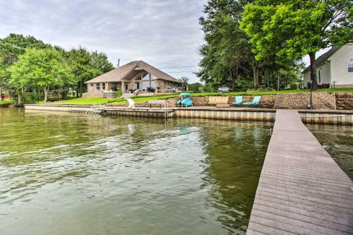 Cedar Creek Lake House With Private Hot Tub!