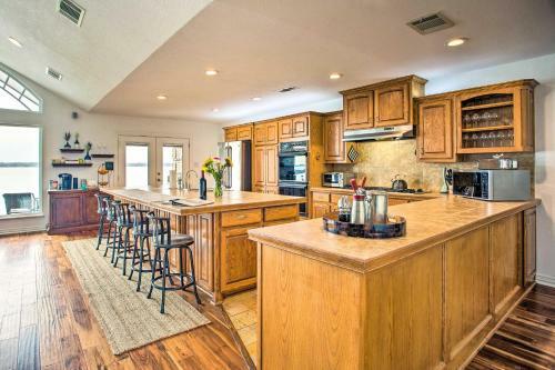 Cedar Creek Lake House With Private Hot Tub!