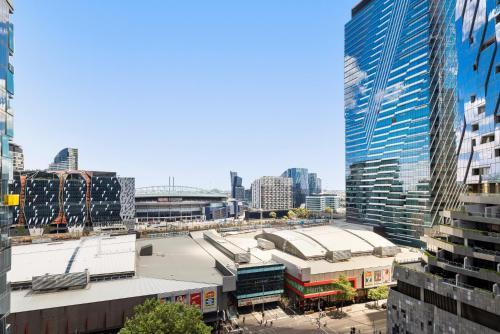 Modern Cbd Apartment With Stadium Views