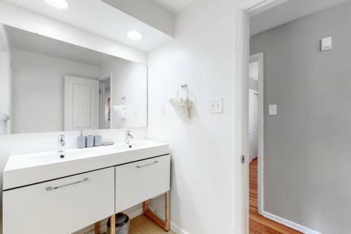 Mable 3 Bedroom Upper Unit W/king Beds In Denver