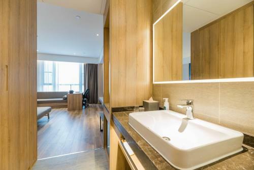 Atour Hotel (tongxiang Zhenxing Road)
