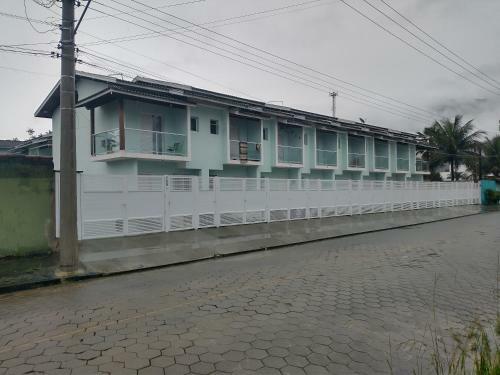 Casa Em Condom�nio A 100 Metros Da Praia.