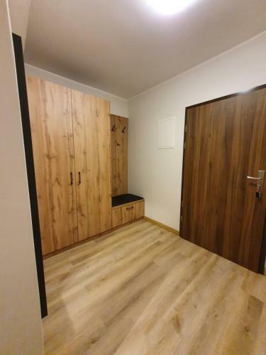 Apartament Planeta 300 Z Gara?em