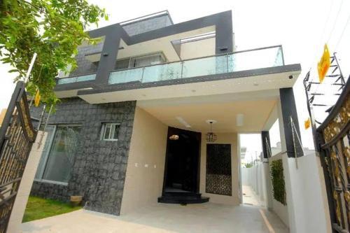 Free Parking With Cctv Cam�ra Porche Area Luxure
