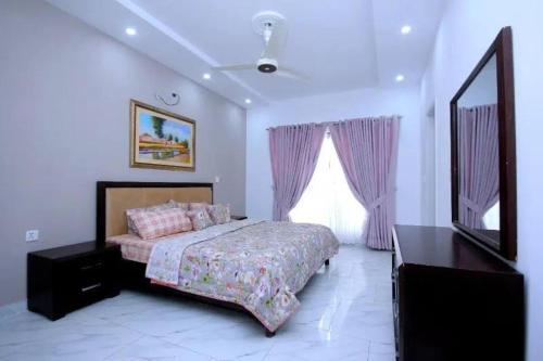 Free Parking With Cctv Cam�ra Porche Area Luxure