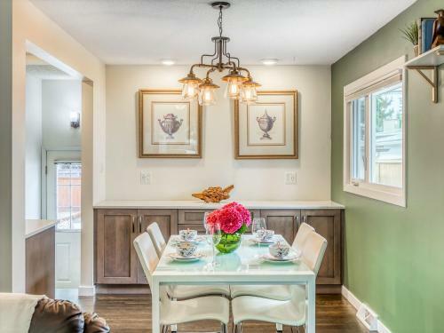 Luxury Home By North Glenmore Park