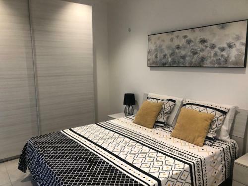 Sea View Apartment Overlooking Spinola Bay