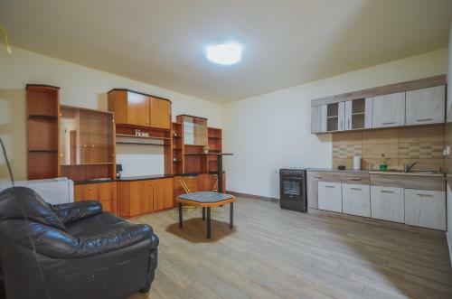 Villa Beautiful Homes With Private Yard, Bath And Free Parking