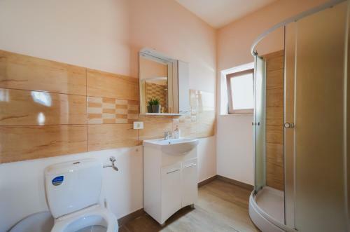 Villa Beautiful Homes With Private Yard, Bath And Free Parking
