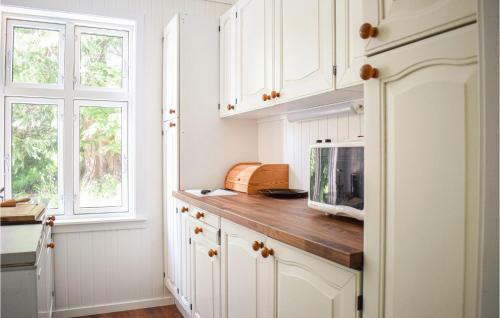Nice Home In Brekke With Wifi And 5 Bedrooms