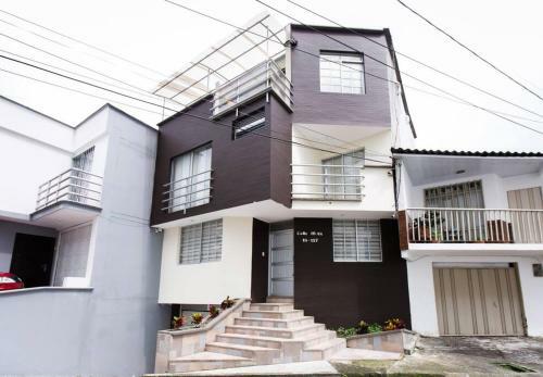 Cozy 4 Bedroom Home With Jacuzzi And Outside Deck