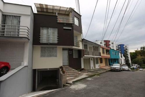 Cozy 4 Bedroom Home With Jacuzzi And Outside Deck